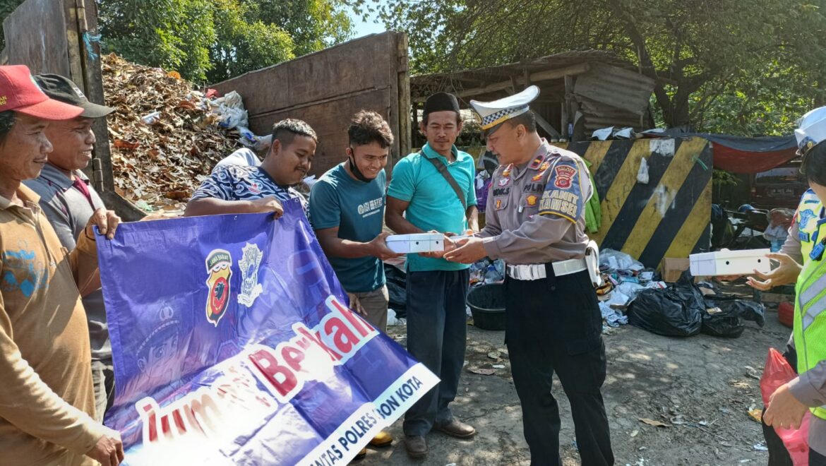 Sat Lantas Polres Cirebon Kota Bagikan Nasi Kotak Kepada Masyarakat