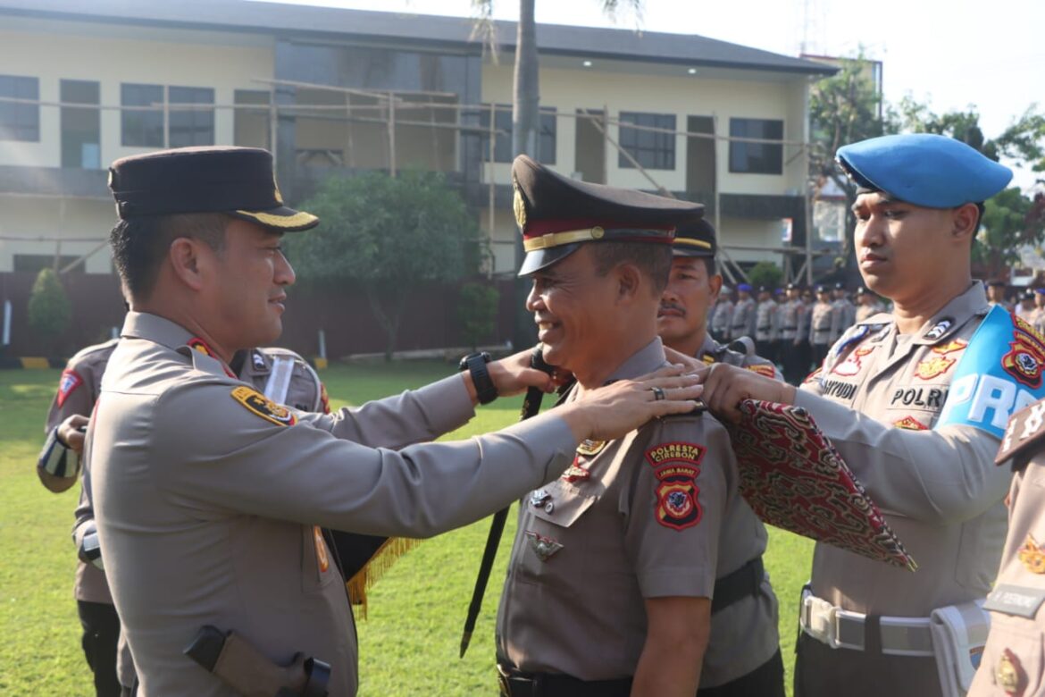 Kapolresta Cirebon Berikan Penghargaan kepada Tiga Kapolsek yang Meraih Kinerja Terbaik