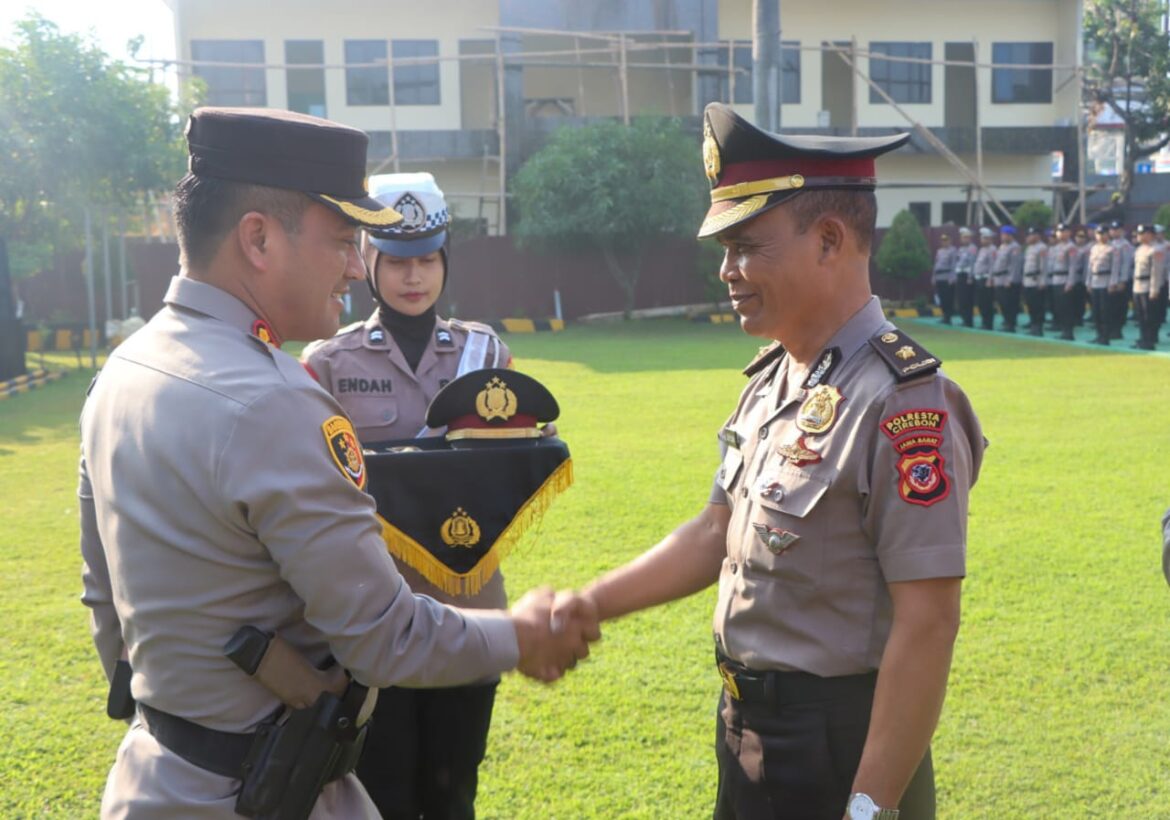 Dua Personel Polresta Cirebon Mendapat Kenaikan Pangkat Pengabdian