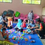 Babinsa Koramil 0815/14 Dlanggu Aktif Dampingi Nakes Berikan Pelayanan Kesehatan 