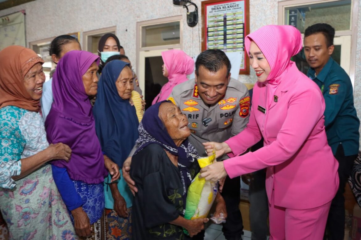 Polresta Cirebon Salurkan Bantuan Air Bersih, Sembako, Nutrisi untuk Balita, dan Pengobatan Gratis di Desa Slangit