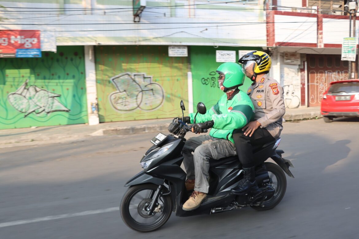 Pantau Lalu Lintas,Kapolres Cirebon Kota keliling menggunakan Ojol