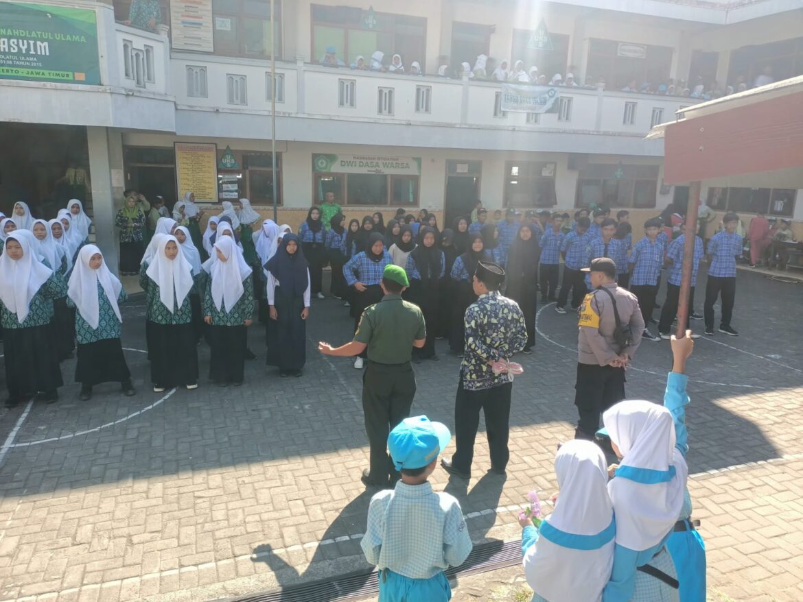 Latih Siswa MTs Thoriqul Ulum & MA Wahid Hasyim, Babinsa Koramil 0815/17 Trawas Bekali Ini