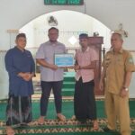 PT Timah Tbk Berikan Bantuan Kepada Kelompok Hadrah Desa Padang