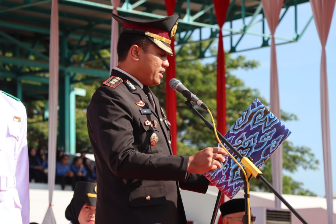 Kapolres Cirebon Kota Bertugas sebagai Pembaca Teks UUD 1945 dalam Upacara HUT Ke-78 Tingkat Kota Cirebon