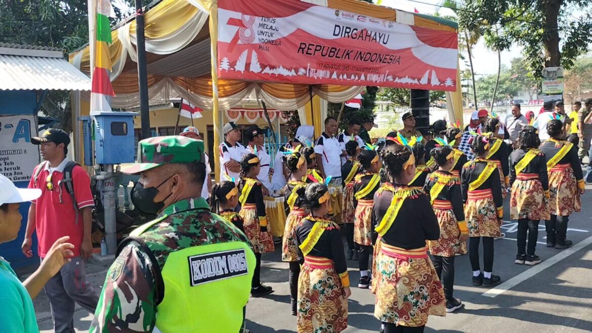 HUT Kemerdekaan RI Ke-78, Koramil Pacet Bareng Polsek Amankan Gerak Jalan Perjuangan