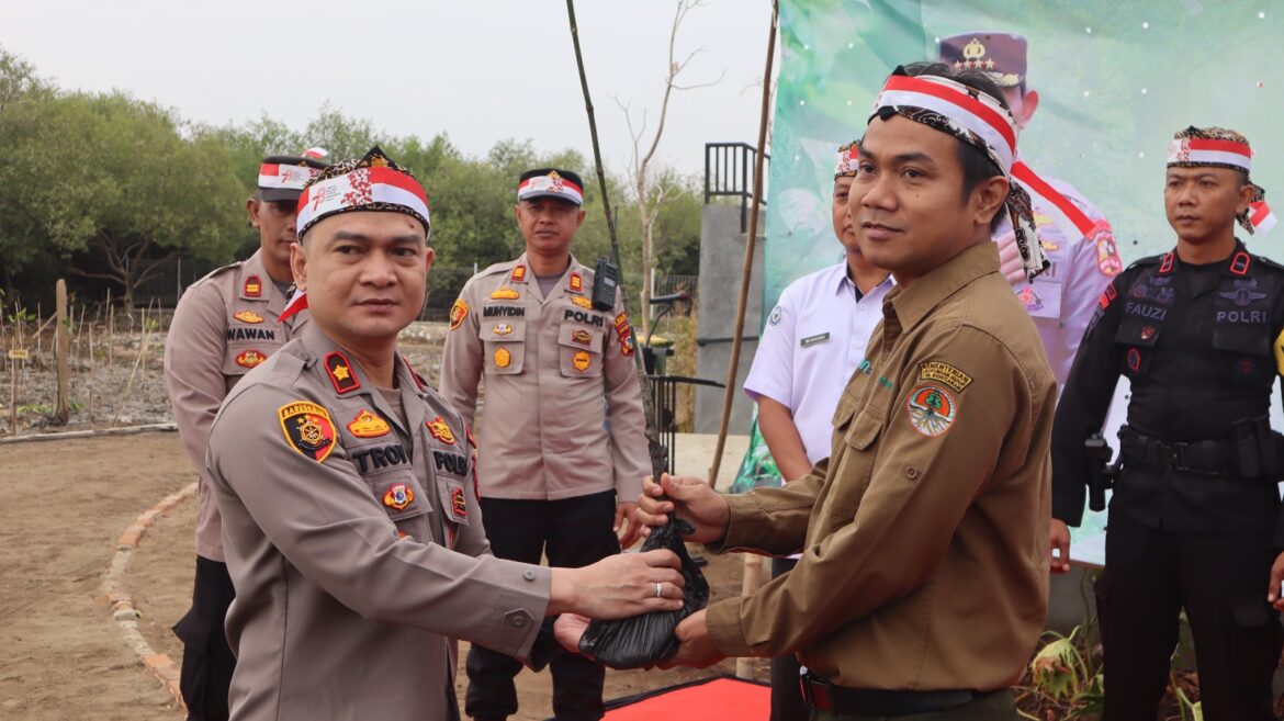 Polres Cirebon Kota Melaksanakan Penanaman Bibit Pohon Serentak