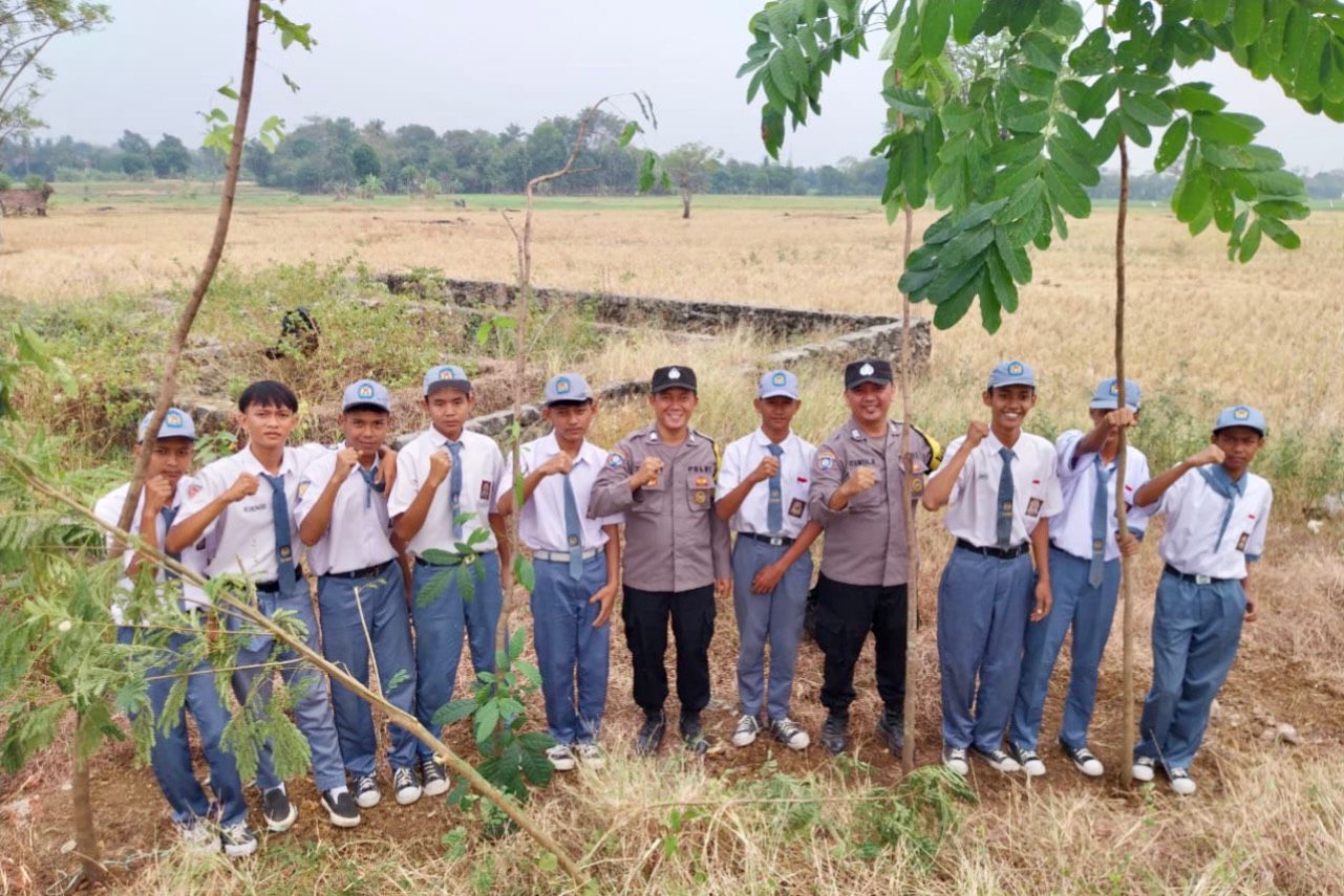 Daripada Tawuran Polresta Cirebon Ajak Siswa Tanam Ribuan Bibit Pohon