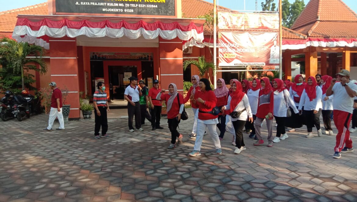 Peringati HUT Ke-78 Kemerdekaan RI, Koramil Prajurit Kulon Bareng Forkopimcam Gelar Jalan Sehat