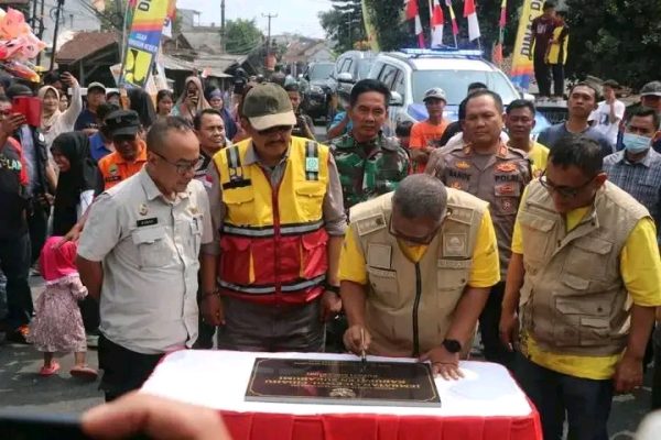 Jembatan Cicewol Desa Babakanpari Kecamatan Cidahu di Resmikan Oleh bupati Sukabumi