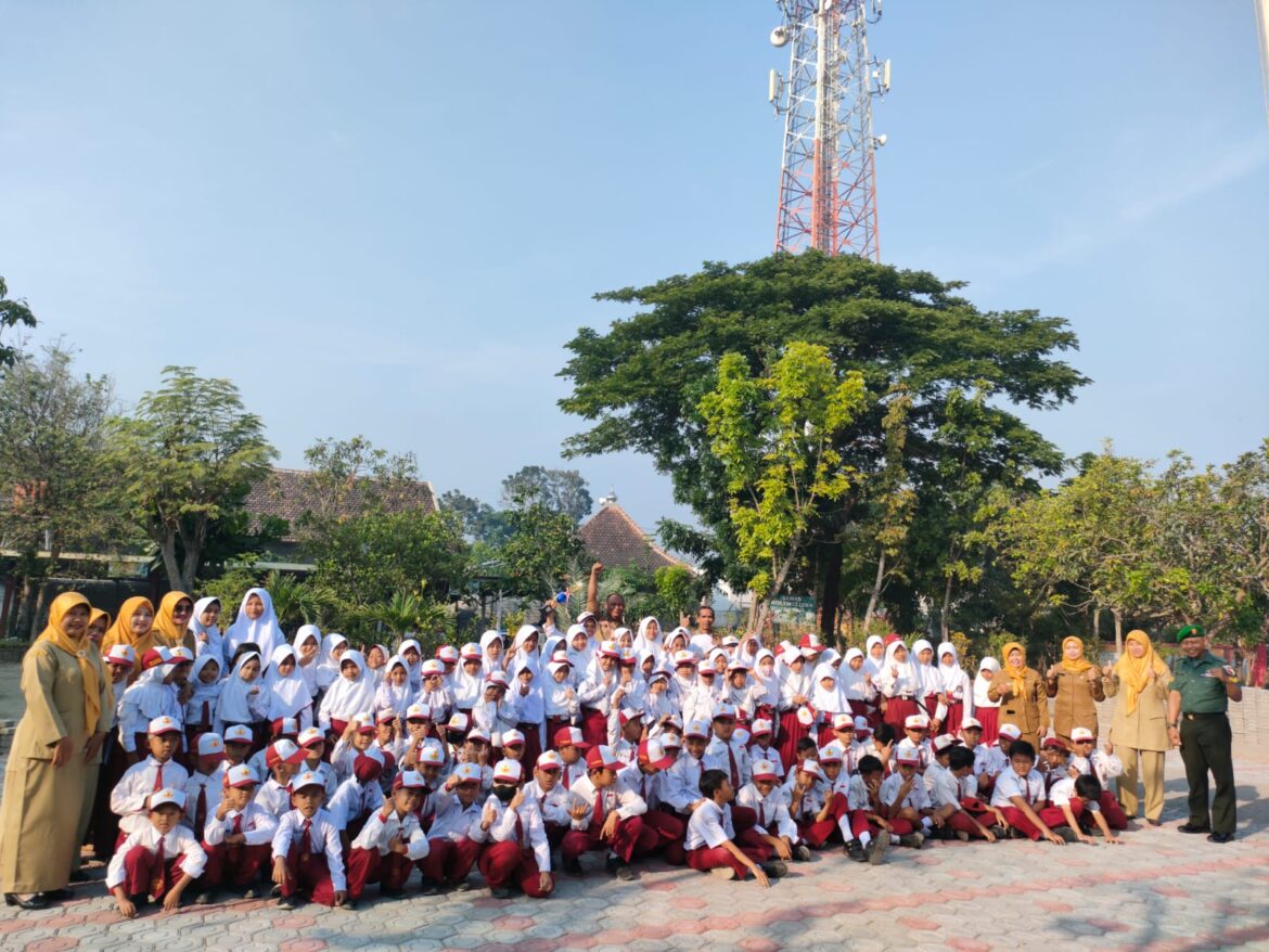 Babinsa Mojoanyar  Pimpin Upacara Bendera SDN 2 Jabon