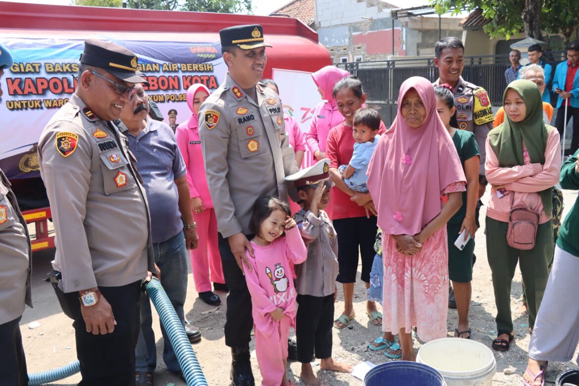 Bentuk Kepedulian, Polres Cirebon Kota Bagikan Air Bersih Kepada Masyarakat