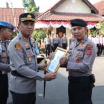 Kapolres Cirebon Kota Berikan Reward Kepada Tiga Personil Yang Berprestasi