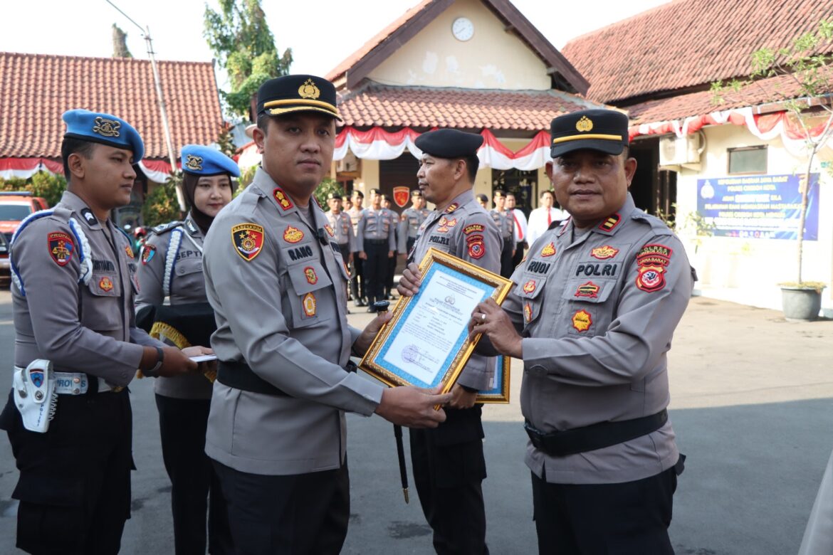 Kapolsek Kesambi Terima Reward dari Kapolres Cirebon Kota