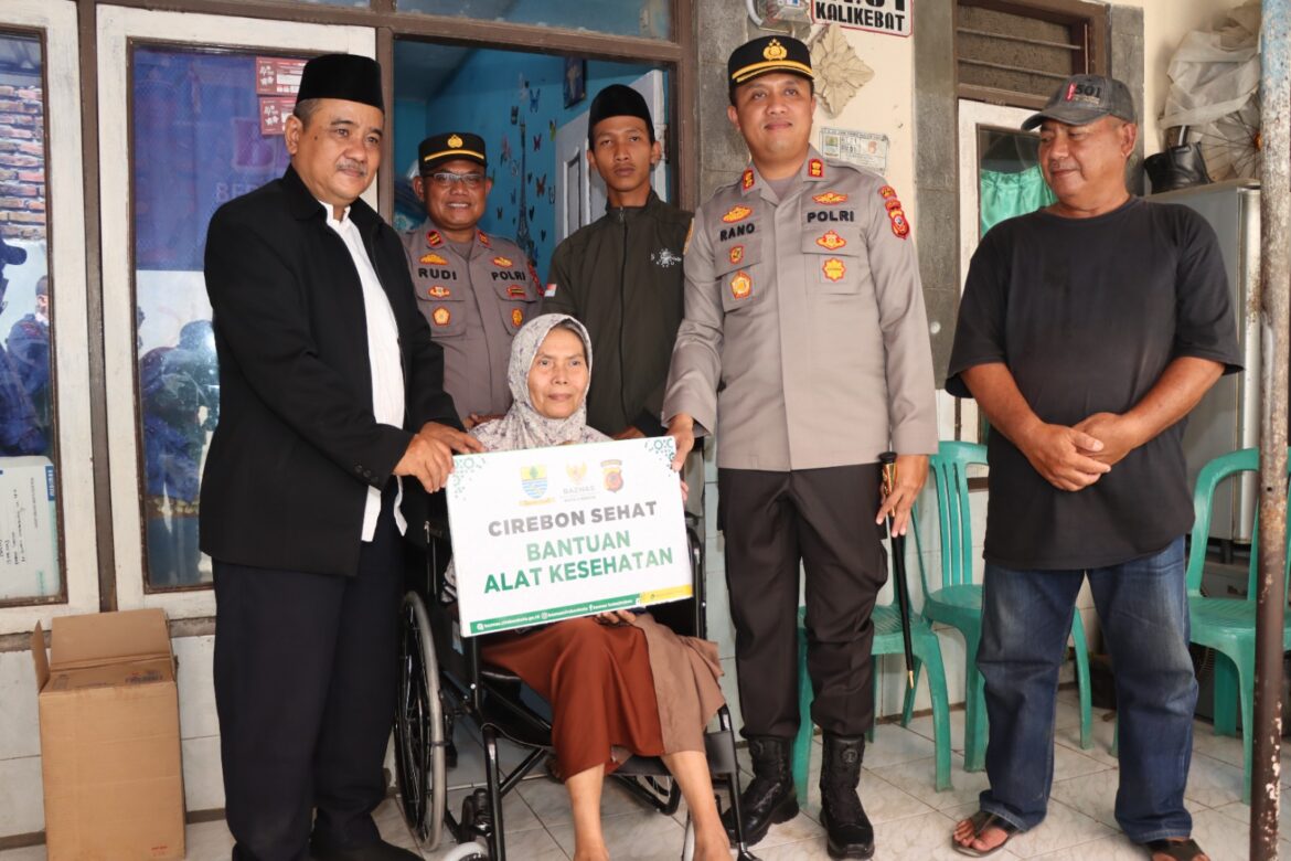 Kerjasama Dengan Baznas, Polres Cirebon Kota Serahkan Kursi Roda Kepada Masyarakat