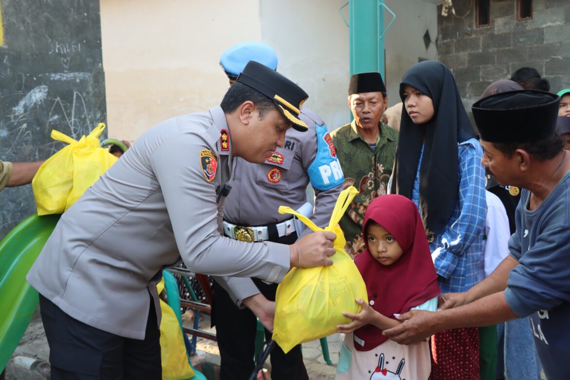 Bentuk Kepedulian Terhadap Masyarakat, Polres Cirebon Kota Bagikan Ratusan Paket Sembako