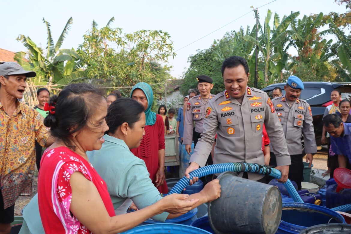 Polres Cirebon Kota Kembali Berikan Bantuan Air Bersih Kepada Masyarakat Yang Terdampak Kekeringan