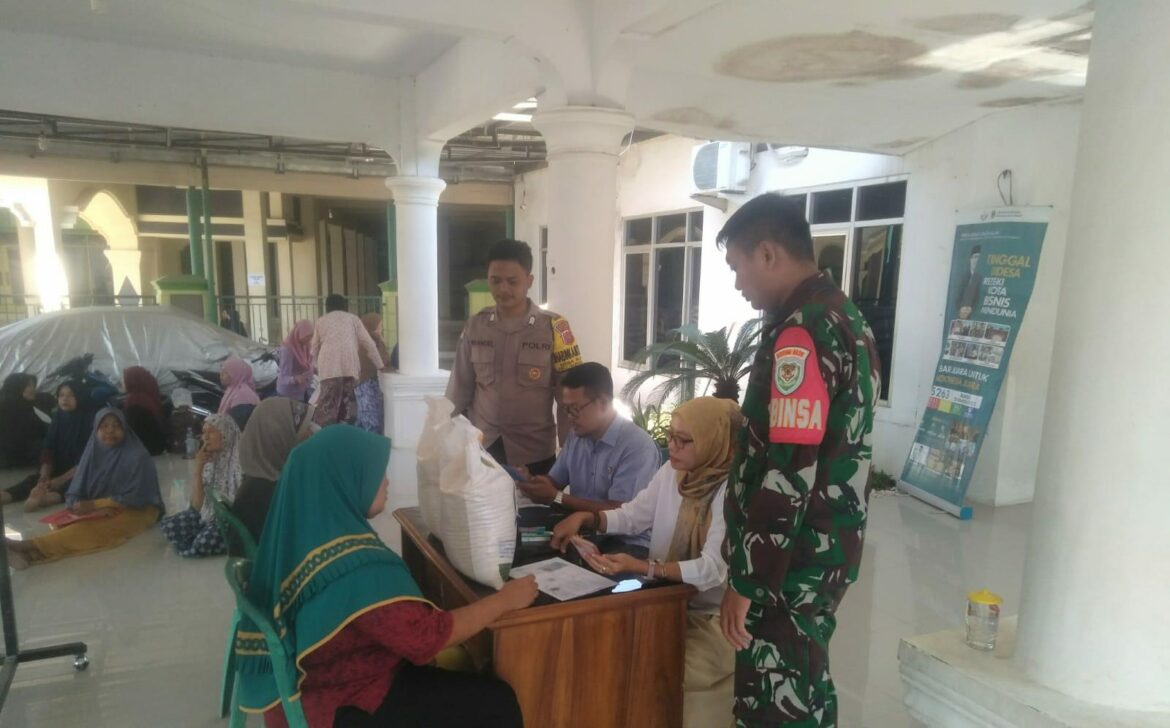 Pastikan aman Bhabinkamtibmas Buyut Polsek Gunung Jati kawal bansos beras pemerintah