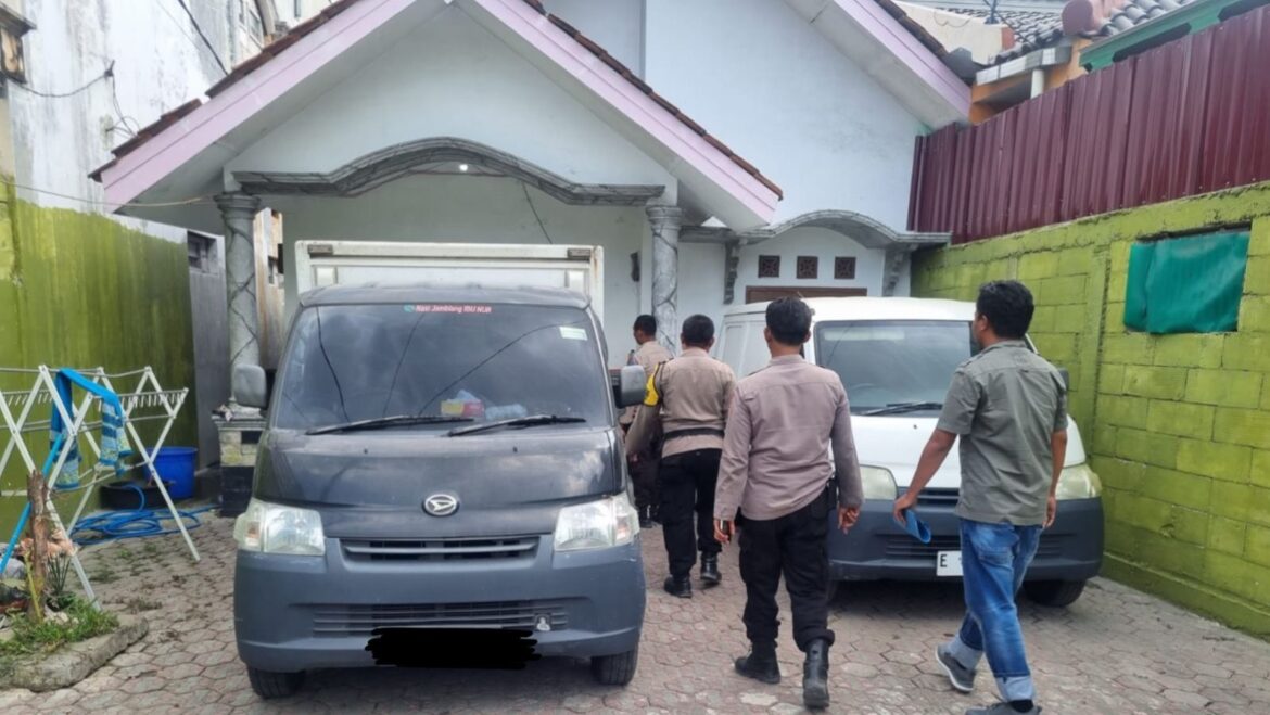 Polsek Gebang Gerebek Gudang Miras di Desa Kalipasung, Amankan Ribuan Botol Ciu