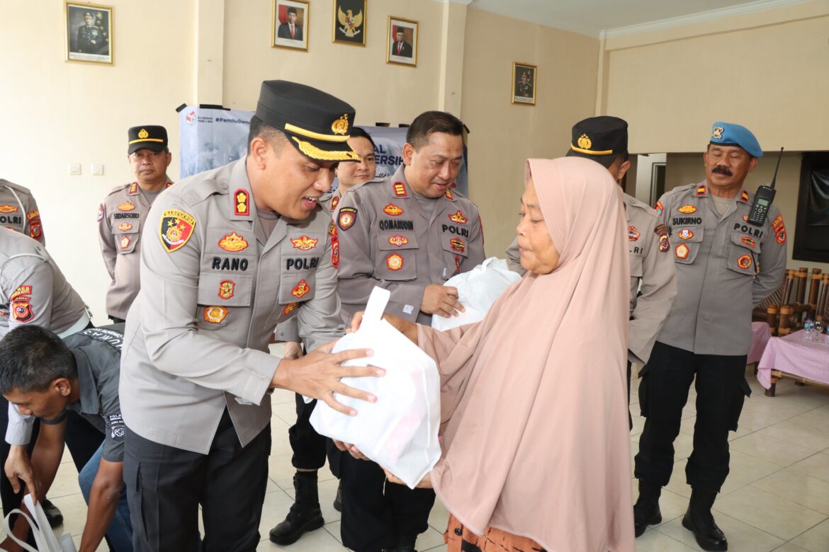 Peringati HUT Humas Ke-72, Polres Cirebon Kota Bagikan Puluhan Paket Sembako Kepada Masyarakat