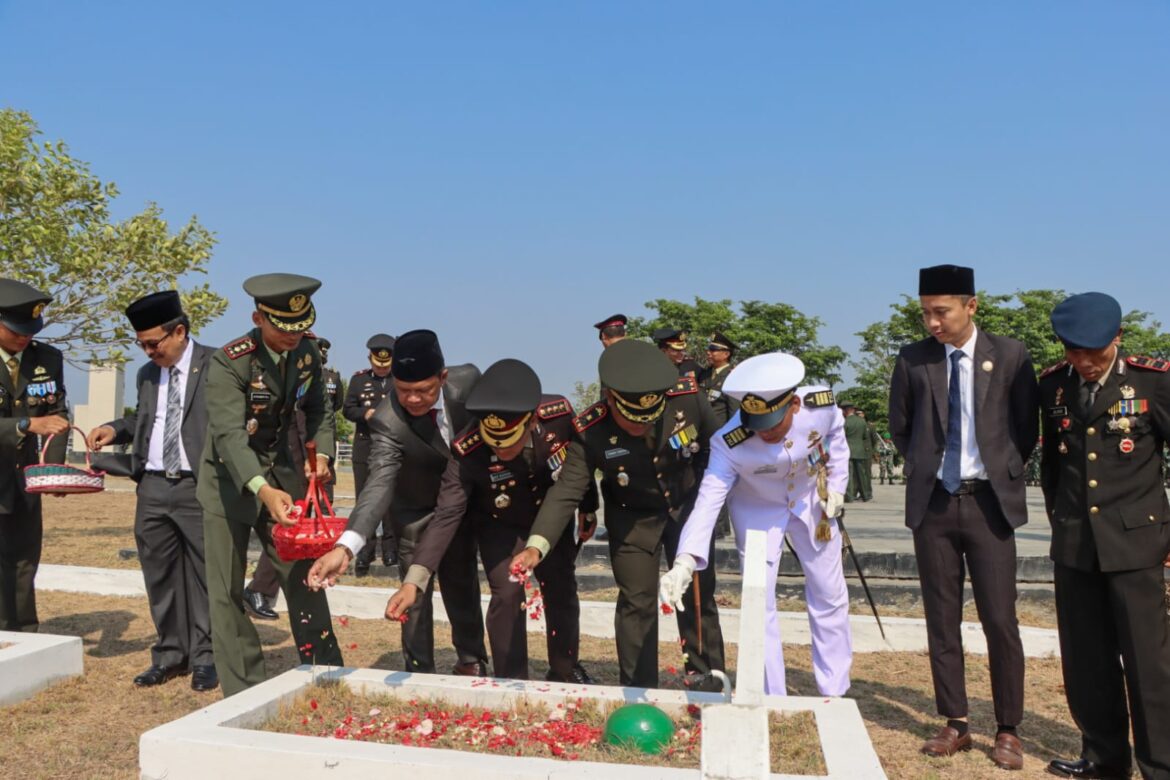 Kapolresta Cirebon Hadiri Upacara Ziarah Nasional Peringatan Hari TNI ke-78 di TMP Cakrabuana