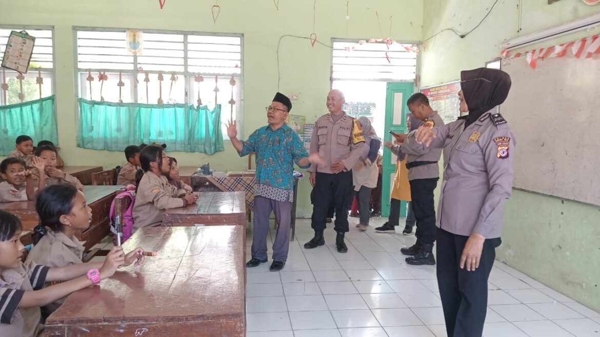 Polsek Utbar dukung budaya literasi bagikan buku pendidikan sejumlah sekolah