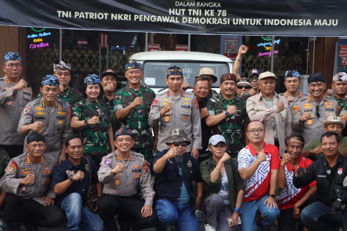 Kapolresta Cirebon Dampingi Kapolda Jabar Serahkan Santunan Anak Yatim dan Dhuafa Dalam Rangkaian Panggung Hiburan Rakyat TNI – POLRI