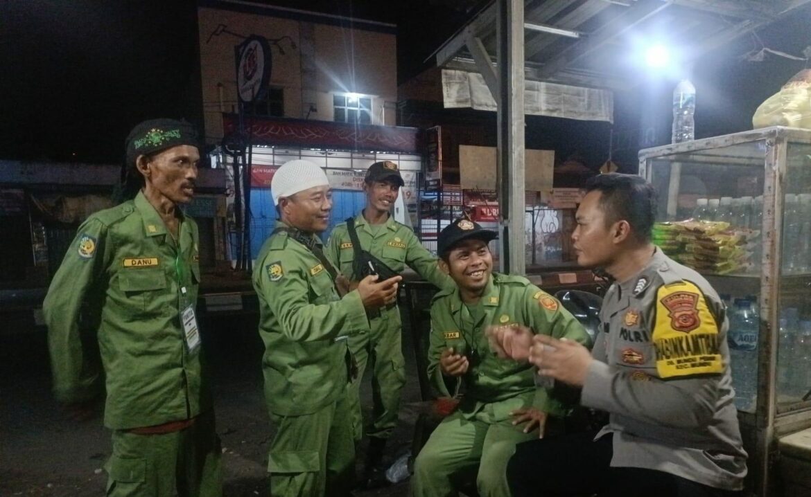 Patroli dialogis, Bhabinkamtibmas mundu pesisir Polsek Mundu Polres Cirebon Kota sambangi poskamling