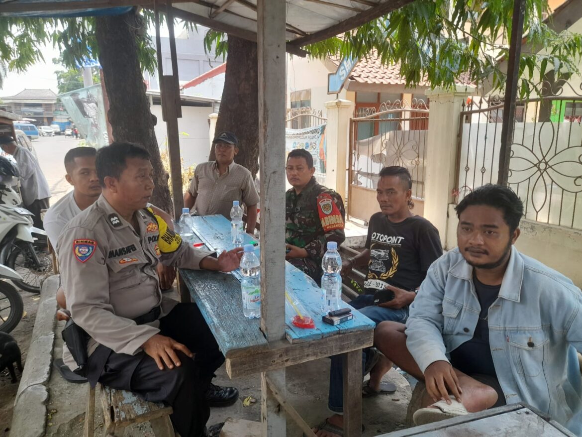 Ngopi bareng , Bhabinkamtibmas Kesenden Polsek utbar dan Babinsa menyatu bersama warga