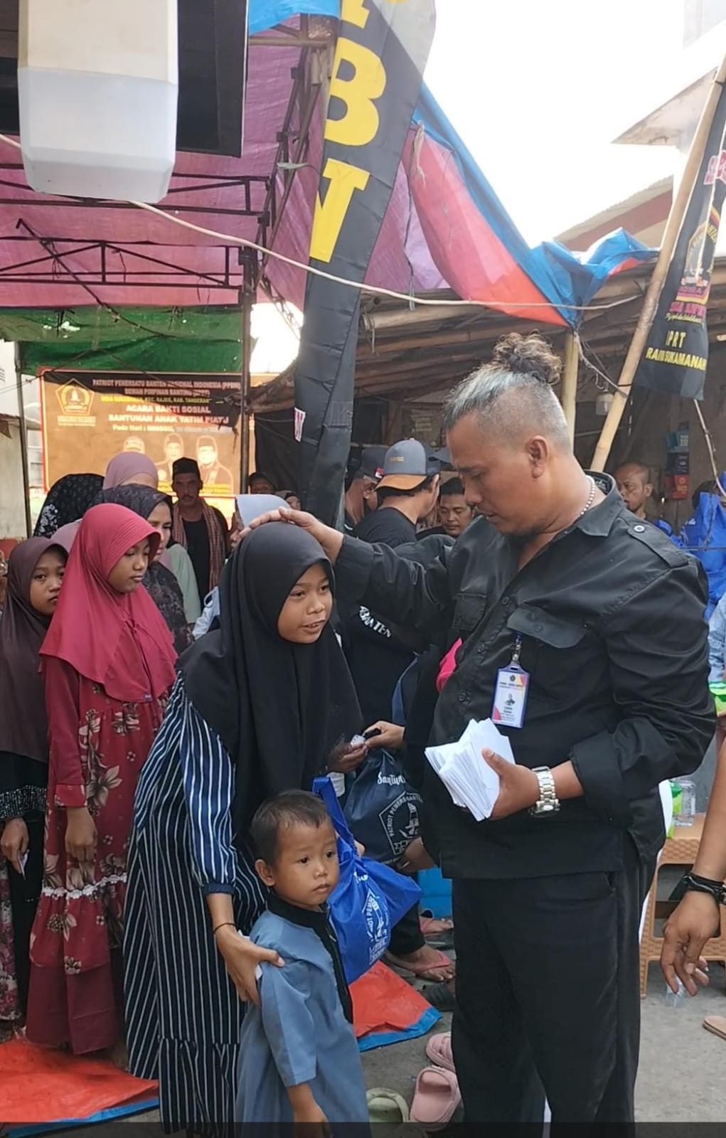 Ketua Ormas PPBNI DPRT Desa Sukamanah Tomi Berikan Santunan Anak Yatim & Piatu