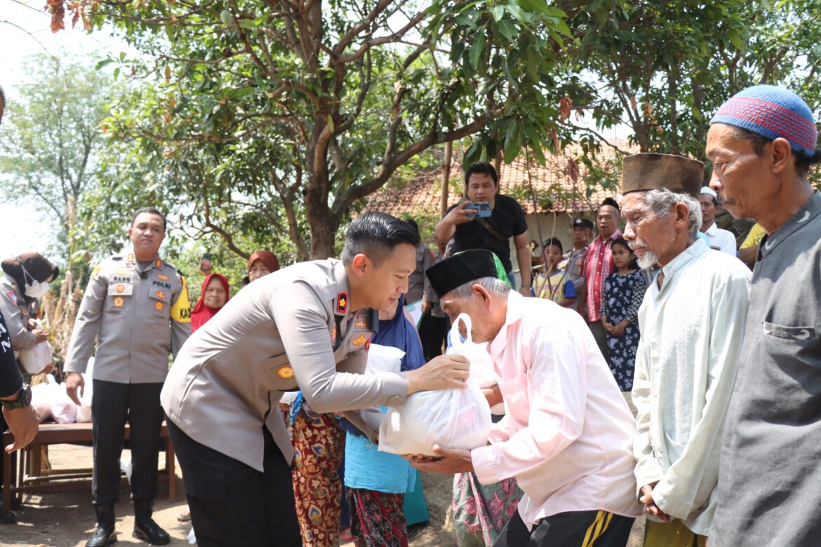 Kapolres Cirebon Kota Kembali Bagikan Air Bersih dan Sembako ke Warga Kopiluhur Argasunya