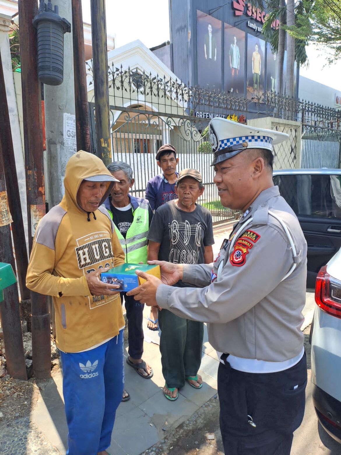 Jum’at Barokah, Polres Cirebon Kota Bagikan Puluhan Nasi Kotak