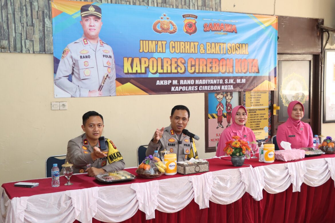 Kapolres Cirebon Kota Berikan Pesan Kamtibmas dan Bagikan Puluhan Sembako Dalam Kegiatan Jumat Curhat