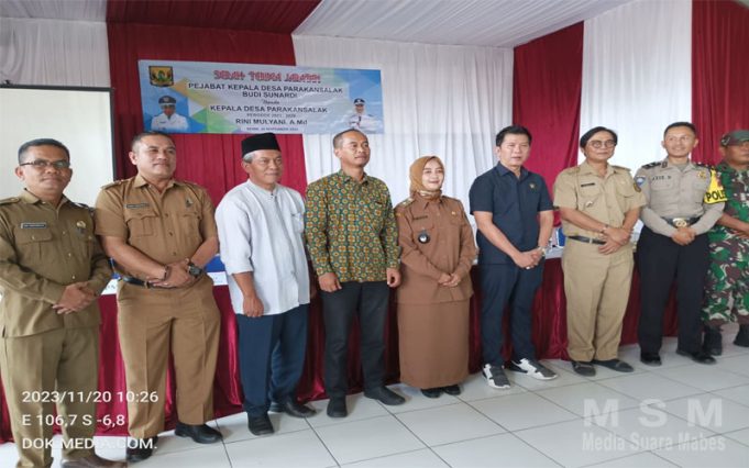 Serah terima jabatan kepala desa yang lama bapak Budi ke Kepala Desa terpilih Ibu Rini untuk desa Parakan Salak kec. Parakan salak kab.sukabumi