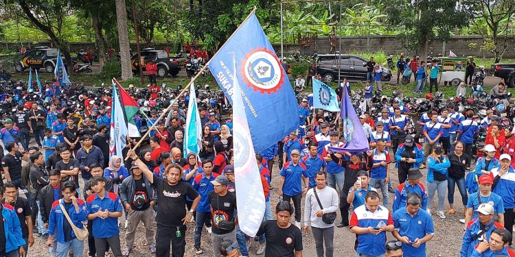 Ribuan Buruh Tolak Kenaikan Upah 30 Ribu,Rupiah. Buruh Gelar Unjuk Rasa dengan teriakan Kami Selalu Di Dzolimi