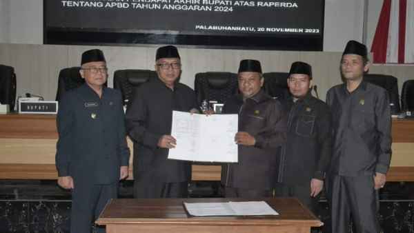 Dalam Rapat Paripurna DPRD Kabupaten Sukabumi.Bupati Sampaikan Pendapat Akhir atas RAPERDA APBD Tahun Anggaran 2024