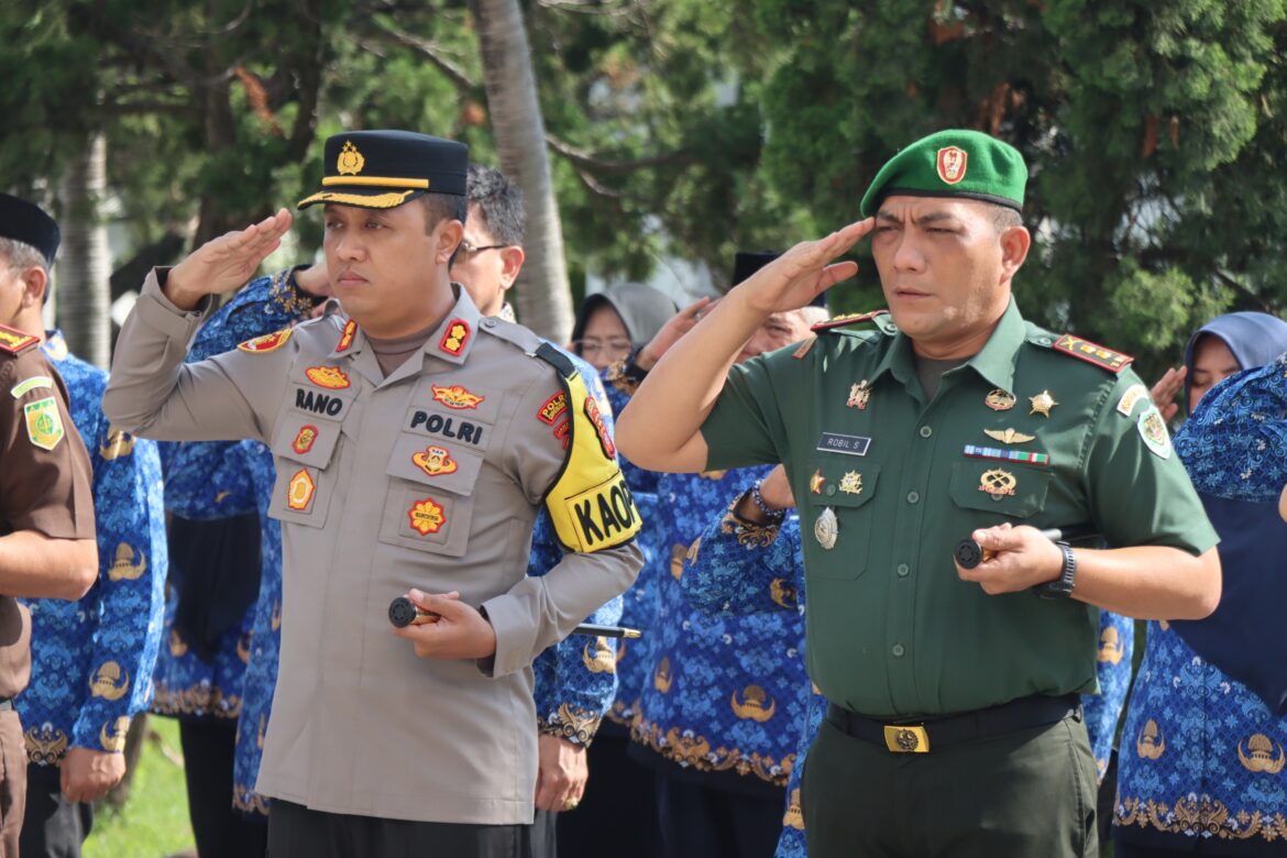 Kapolres Cirebon Kota Ikuti Upacara Peringatan HUT KORPRI Ke-52 dan HUT PGRI ke-78 Tingkat Kota Cirebon