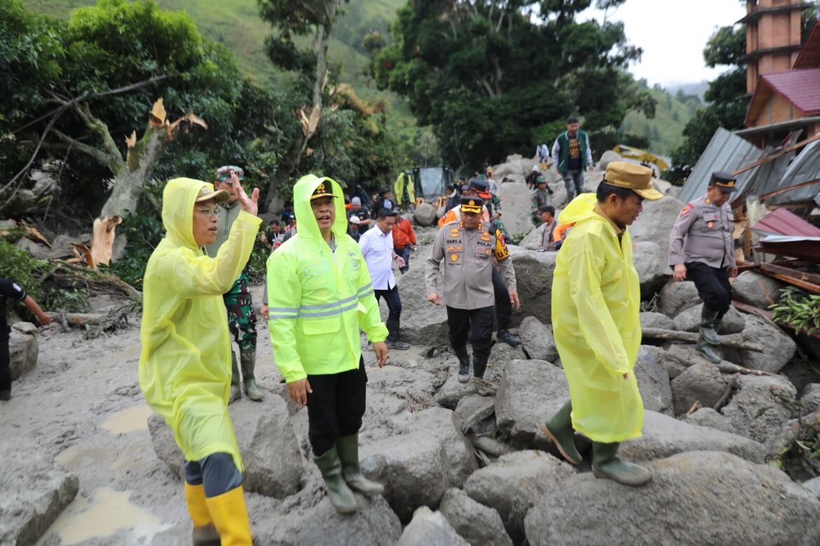 Kapolda Sumut Salurkan Bantuan dan Pastikan Pencarian Korban Longsor di Humbahas