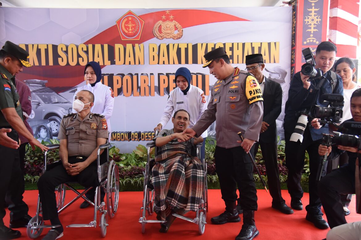 Kapolri dan Panglima TNI Berikan Bantuan Kesehatan Gratis di Maluku