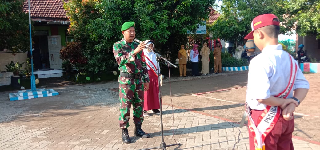 Upacara Bendera, Babinsa Dukuhngarjo Koramil Jatirejo Motivasi Siswa Giat Belajar