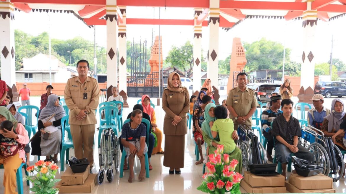 Bupati Mojokerto Serahkan Bantuan Kursi Roda Untuk Warga Trowulan