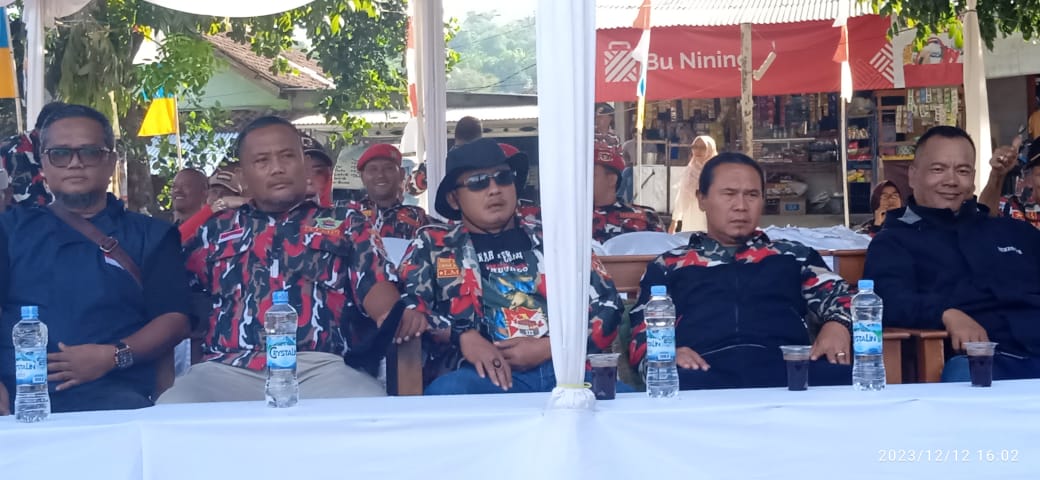 LASKAR MERAH PUTIH INDONESIA(LMPI) M.A.C. CIBADAK RAYAKAN MILAD KE 8 DI DESA WARNAJATI DENGAN MENYANTUNI ANAK YATIM DAN PIATU