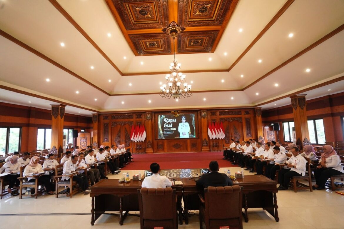 Rapat Staf Perdana, Pj Wali Kota Mojokerto Ali Kuncoro Minta Seluruh OPD Siapkan Inovasi Berdampak dan Satukan Pemikiran