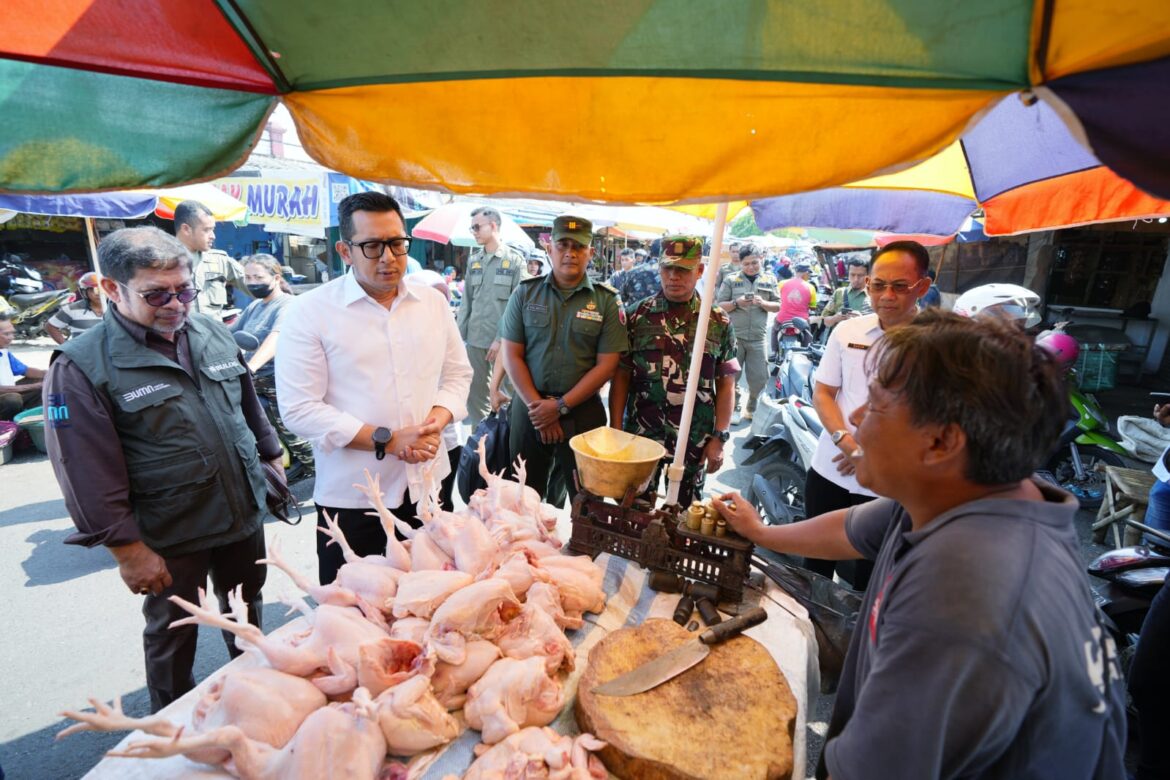 Tinjau Tiga Pasar di Mojokerto, Pj Wali Kota Mojokerto Pastikan Harga Bahan Pokok Masih Stabil