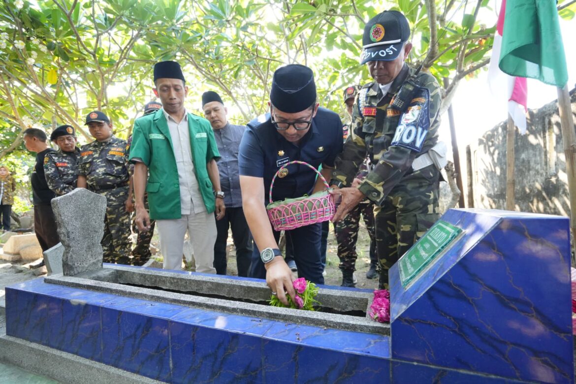 Ziarah ke Makam Banser NU, Mas Pj Wali Ajak Masyarakat Mojokerto Teladani Semangat Heroisme dan Toleransi dari Sosok Riyanto