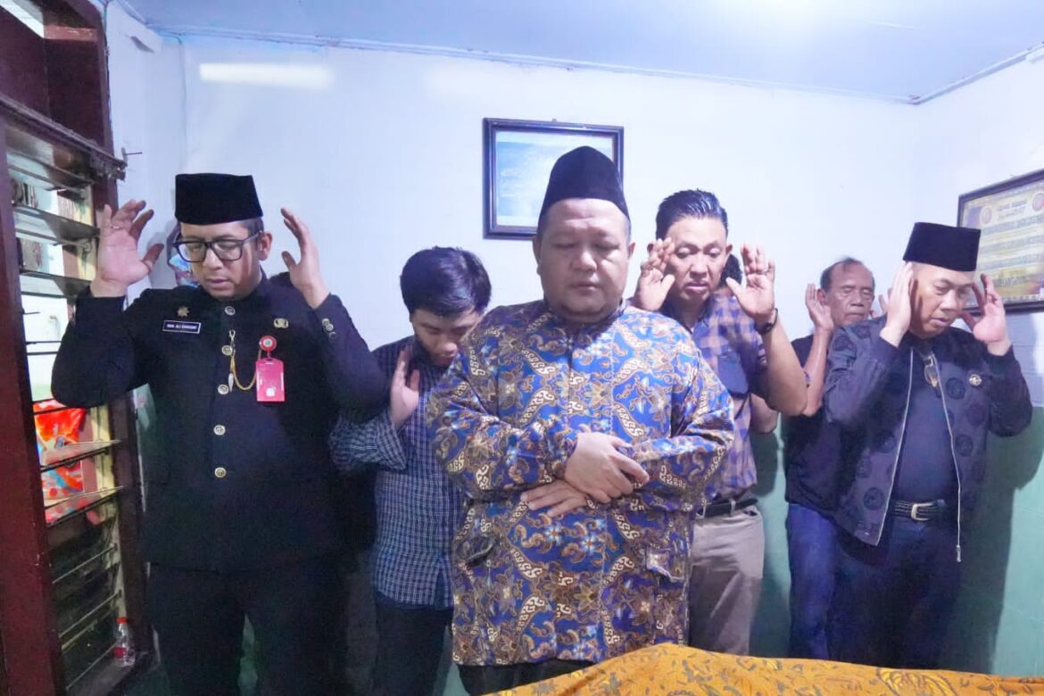 Takziyah ke Korban dan Cek PJU di Mentikan, Pj Walikota Mojokerto Pastikan Tidak Ada Lagi Kebocoran Arus Listrik Maupun PJU Tak Sesuai Standar