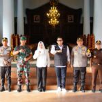 Wujud Kekompakan Forkopimda Mojokerto Raya, Mas Pj Ali Bareng Bupati Ikfina Tinjau Kesiapan Gereja dan Posyan Nataru