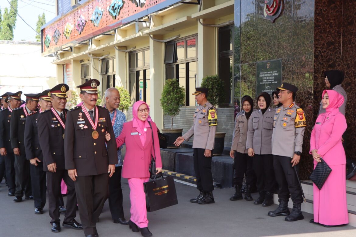 Polresta Cirebon Gelar Pelepasan Wisuda Purna Bhakti Anggota Polri dan ASN