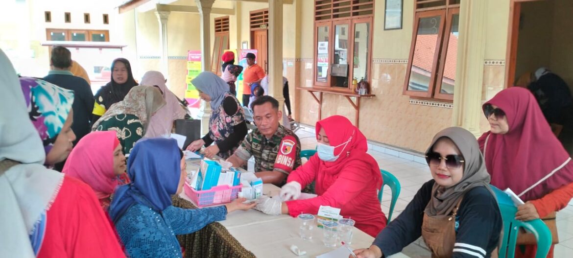 Peduli Kesehatan Warga, Babinsa Kedunglengkong Dampingi Layanan Posbindu