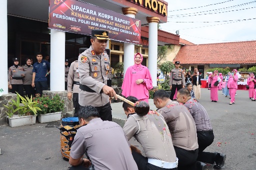 Polres Cirebon Kota Gelar Upacara Kenaikan Pangkat Periode 1 Januari 2024